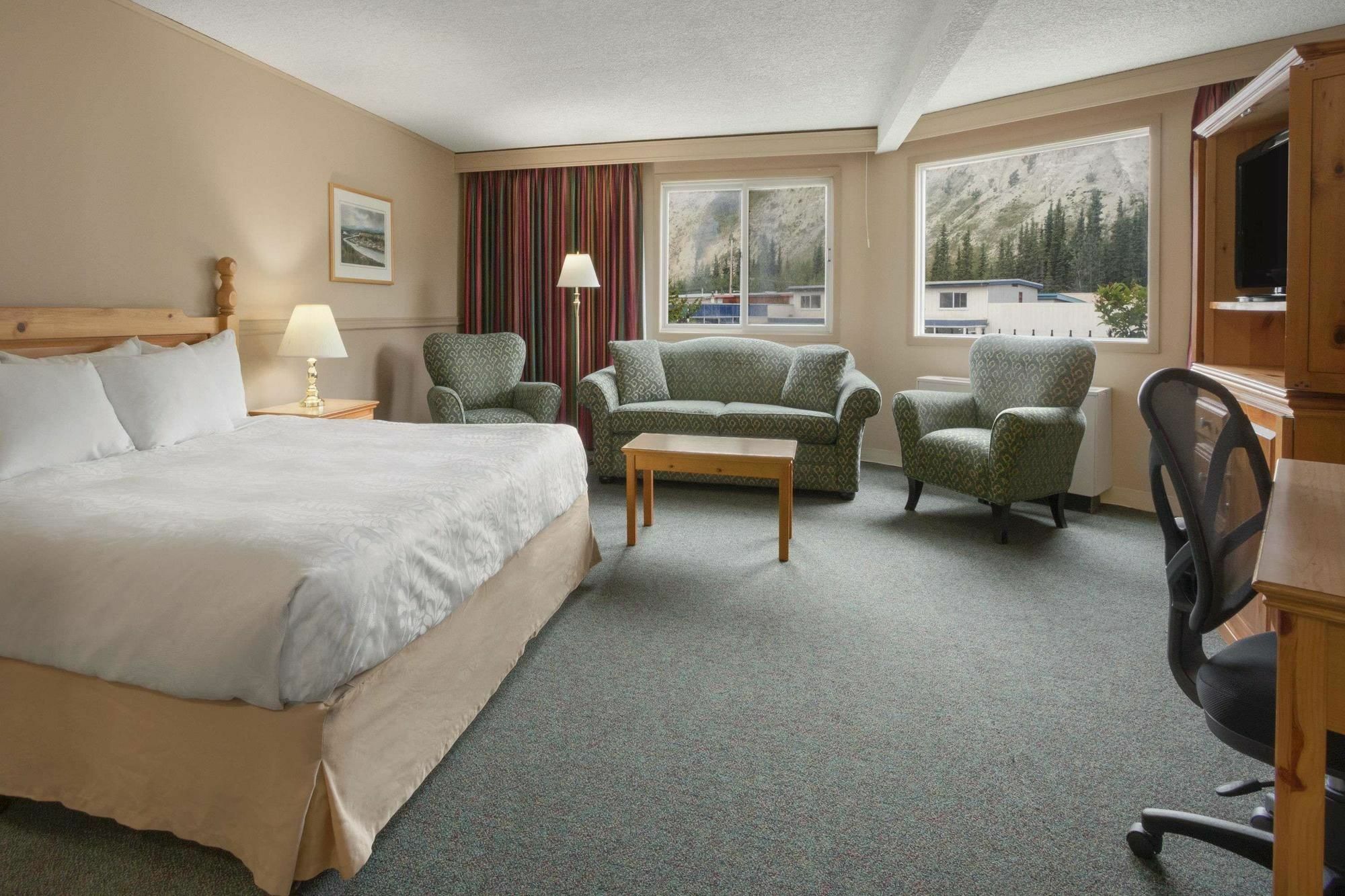 Quality Inn & Suites Whitehorse Exterior photo